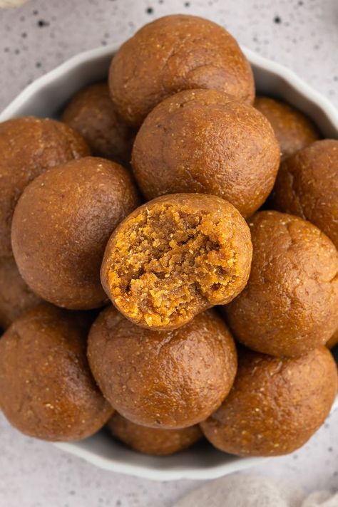 Dish full of pumpkin protein balls. Protein Energy Snacks, Pumpkin Protein Balls, Pumpkin Protein Bars, Pumpkin Energy Balls, Protein Balls Healthy, Pumpkin Pie Protein, Pumpkin Protein, Protein Balls Recipes, Packed Lunch