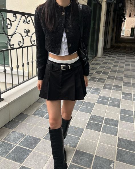 Black Crop Shirt Outfit, Cropped Collared Shirt Outfit, Black Leather Skirt Outfits, Collared Shirt Outfit, Black Crop Shirt, Cropped Collared Shirt, Model Outfit, Future Outfit, Miniskirt Outfits