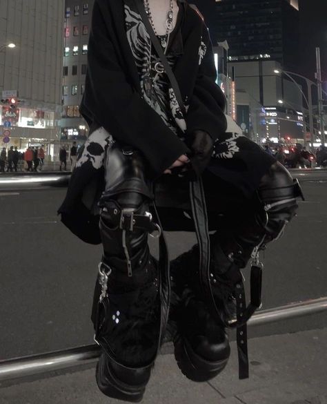 @/pon_cotu_riapan ig Alternative Japanese Fashion, Guangzhou Street Style, Black And White Aesthetic Outfit, New Rock Outfit, Jirai Danshi, Japanese Punk Fashion, Cyberpunk Outfit, 일본 패션, Skater Aesthetic