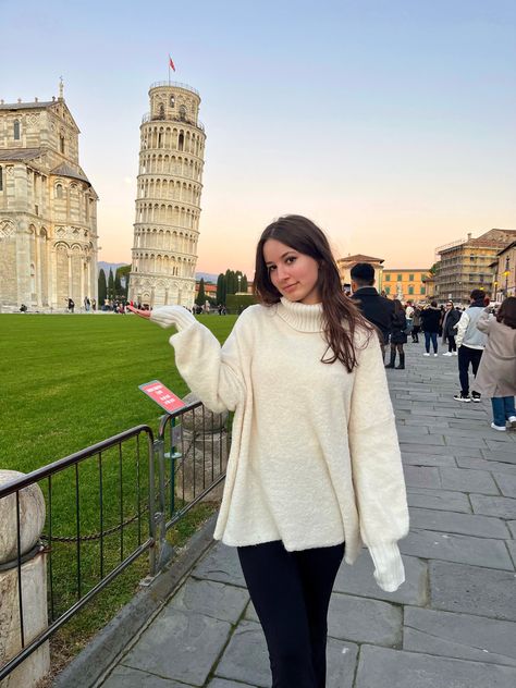 girl in front of the leaning tower of pisa wearing a sweater and leggings Pisa Outfits, Pisa Italy Outfit, Pisa Picture Ideas, Pisa Aesthetic, Pisa Photo Ideas, Pisa Italy Poses, Pisa Tower Photo Ideas, Leaning Tower Of Pisa Picture Ideas, Funny Pisa Photos