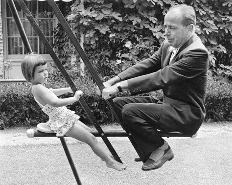 Humphrey Bogart and daughter Leslie Dad And Daughters Photography, Leslie Bogart, Dad And Daughters, Fathers And Daughters, Klasik Hollywood, Bogie And Bacall, Bogart And Bacall, Janet Leigh, Hollywood Photo