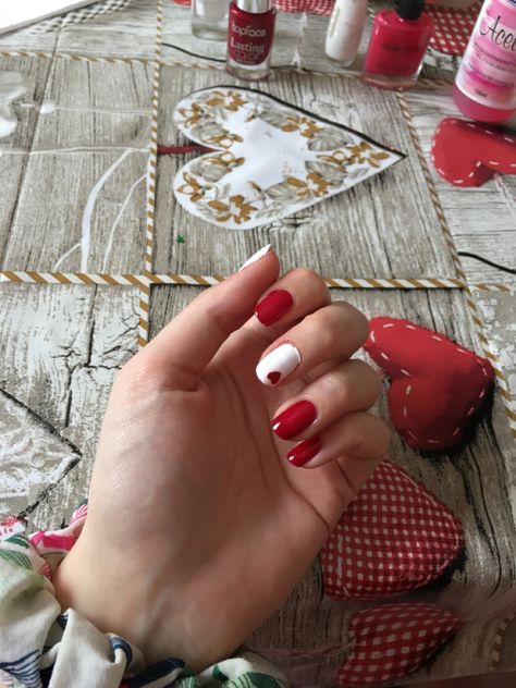 #nails #nailart #nailideas #valentines #valentinenails #cute #rednailpolish #rednailsideas #whitenaildesigns #hearts #love #lovenailart Valentines Nails White, Valentines Nails Red, Nails Red And White, Cute Valentines Nails, Red Nail Art, Cute Valentines, Red Nail Polish, White Nail Designs, Nails Red