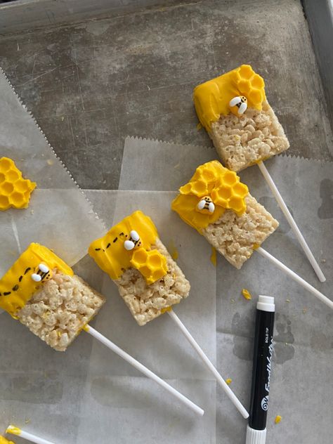 Bumble Bee Snack Ideas, Bee Candy Bar, Bumble Bee Rice Krispie Treats, Bee Theme Treats, Bee Shower Food, Bee Theme Snacks, First Bee Day Food Ideas, Bee Rice Krispie Treats, Bee Themed Desserts