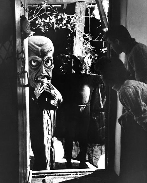 Trick-or-treaters dressed as alien invaders arrive at a house in London in the 1950s. Old Halloween Photos, Vintage Halloween Party, Vintage Halloween Photos, Crazy Costumes, Creepy Vintage, Vintage Halloween Costume, Spooky Halloween Decorations, Vintage Halloween Decorations, Photos Vintage