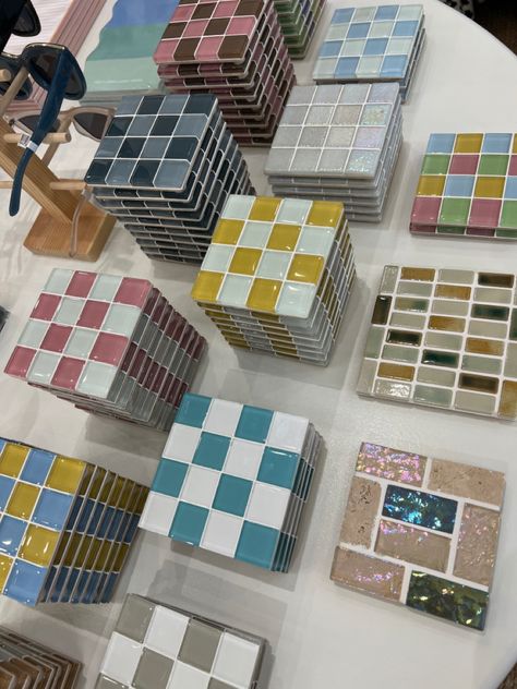 Tiles Furniture Diy, Homemade Tiles, Coasters Out Of Tiles, Tile Coasters Diy, Diy Tile Coasters, Mosaic Tile Furniture, Creative Ways To Use Leftover Tiles, Mirror Art Diy, Homemade Coasters Tile