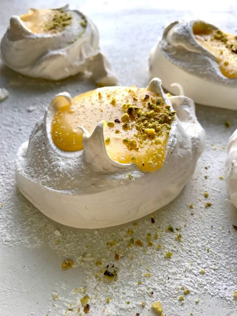 Lemon Curd Meringues - by Susan Spungen - Susanality Meringue With Lemon Curd, Meringue Wedding, Susan Spungen, Fruit Meringue, Meringue Desserts, Meringue Recipe, Tart Baking, Nyt Cooking, Lemon Meringue