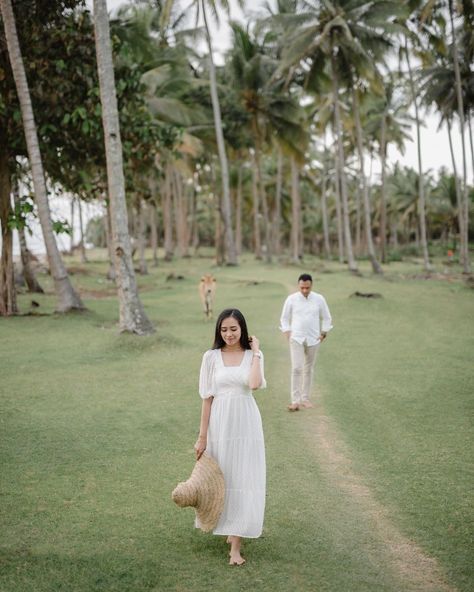 Prewedding Poses, Pose Prewedding, Prewedding Ideas, Wedding Ides, Camera Ideas, Pre Wedding Photoshoot Outfit, Pre Wedding Photoshoot Outdoor, Couple Pose, Engagement Ideas