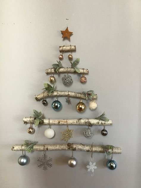 Wall Branch Christmas Tree, Birch Tree Projects, Twig Wall Christmas Tree, Stick Christmas Tree Branches, Diy Birch Tree Decor Christmas, Christmas Branch Decoration, Wall Christmas Decor Ideas, Wood Christmas Tree Ideas, Diy Wall Christmas Tree