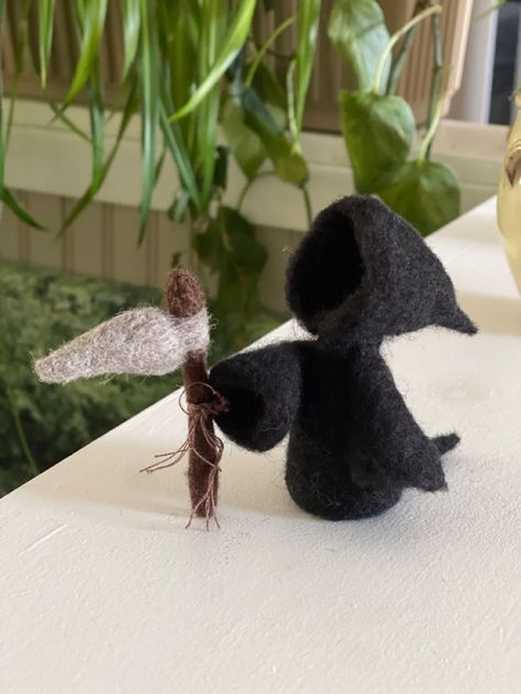 Halloween Needle Felting, Needle Felted Witch, Needle Felt Bat, Gothic Needle Felting, Needle Felt Halloween Decorations, Creepy Needle Felting, Felted Art, Felt Projects, Needle Felt