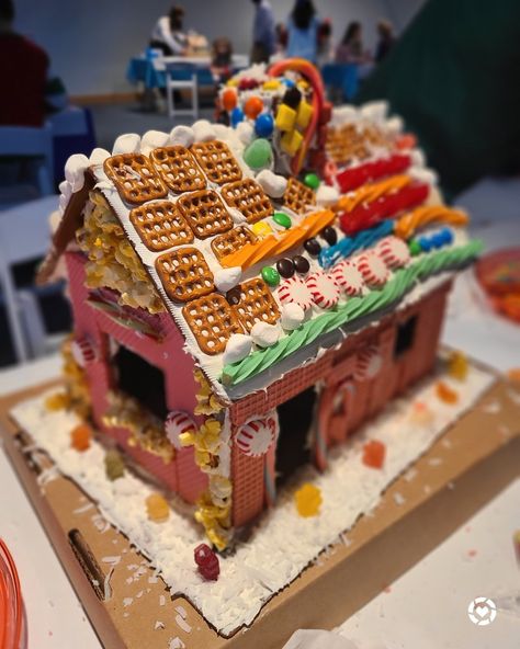 Candy Cottage, Gingerbread Party, Cottage Designs, Fun Christmas Crafts, Christmas Gingerbread House, Gingerbread Houses, Cottage Design, Christmas Door Decorations, Christmas Gingerbread