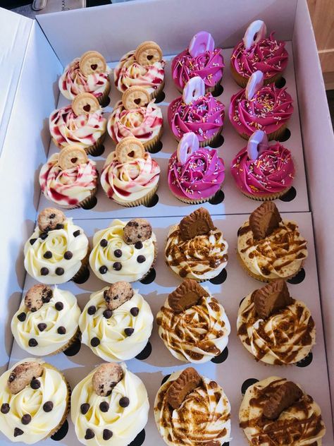 Baking Ideas To Sell, Chocolate Cupcake Decoration, Creative Cupcakes Ideas, Maryland Cookies, Aesthetic Cupcakes, Flavoured Cupcakes, Cupcakes Photography, Cupcake Flavours, Assorted Cupcakes