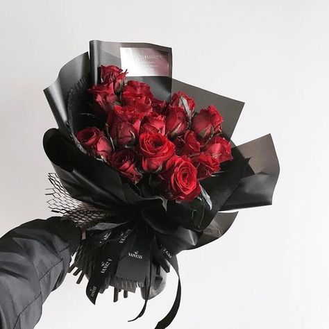 Graduation Flowers Bouquet, Red Flower Bouquet, Red Bouquet, Red Rose Bouquet, Flower Gift Ideas, Boquette Flowers, Flower Bucket, Hand Bouquet, Bouquet Wrap