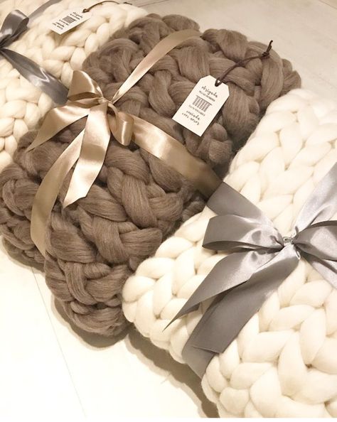 Arm Knitting (blanket gift) So cute! Crochet Blanket Packaging Ideas, Blanket Packaging Ideas, Costco Deals, Diy Knit Blanket, Knitting Blanket, Arm Knitting Blanket, Booth Decor, Small Business Packaging Ideas, Blanket Diy