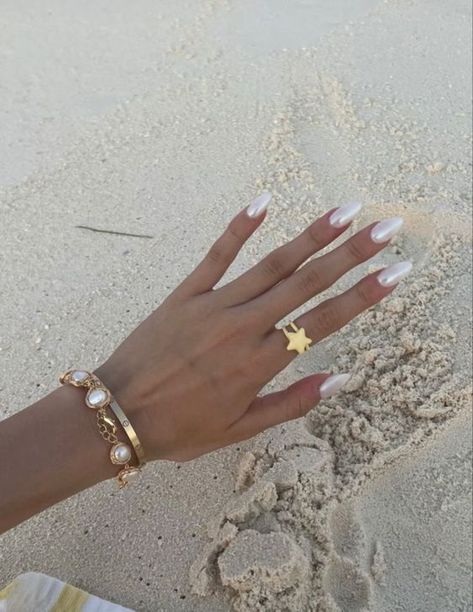 White Crome Nails Almond With Design, Nails For Volleyball, Bahamas Nails, Elegant Nail Ideas, Mail Inspo, Spring Break Nails, Boho Nails, Broken Nails, Vacation Nails