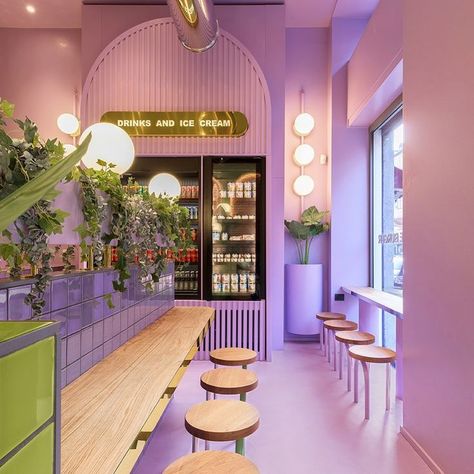 Milan Restaurants, Colour Blocking Interior, Hamburger Restaurant, Brick Arch, Burger Restaurant, Green Color Schemes, Restaurant Lighting, Burger Bar, Design Del Prodotto