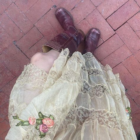 Southern Belle Aesthetic Outfits, Southern Belle Aesthetic, Southern Belle Outfit, Mazzy Star, Southern Gothic, Vintage Americana, Whimsical Fashion, October 25, Jolie Photo