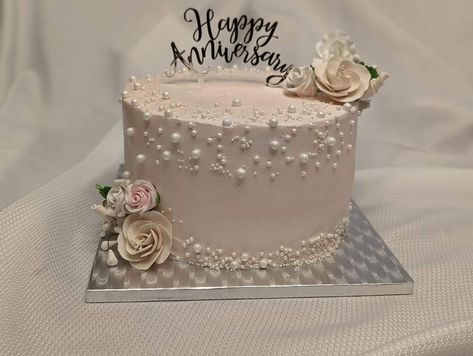 Birthday Cake Aesthetic Floral, Kue Wedding Simple, Engagement Cakes Simple, Simple Anniversary Cakes, Gold Cakes, 28th Wedding Anniversary, Winter Wonderland Birthday Party, Extravagant Wedding Cakes, Rose Gold Wedding Cakes