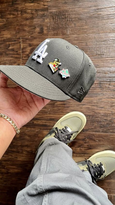 Fitted Hats Outfit Men, Snapback Aesthetic, Fitted Hats Aesthetic, Custom New Era Hats, Hats Streetwear, Hat Outfit Men, Fitted Hats Men, Summer Swag Outfits, Streetwear Caps