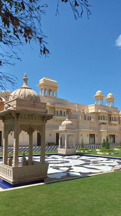 Indian Castle Wedding, Haveli Aesthetic, South Indian Temple Architecture, Udaivilas Udaipur, Indian Castle, Indian Wedding Venue, Mansion Aesthetic, Jaipur Travel, India Architecture