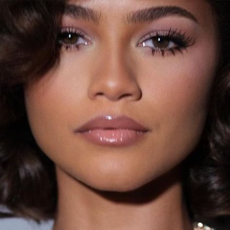 Zendaya on Instagram: "@sagawards" Maximalist Makeup, Spider Lashes, Sugarplum Christmas, Minimalist Summer, September 2, Hip Hop Culture, Soft Summer, The Minimalist, Summer Makeup