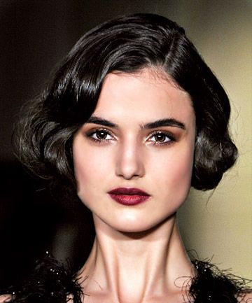 Hairstyle and makeup look from NYFW 2015, 1920s inspired faux-bob hair 1920s Hair Short, Vintage Bob Hairstyle, 1920 Hair, Bob Riccio, Maquillage Goth, Look Gatsby, 20s Hair, Gatsby Hair, Faux Bob