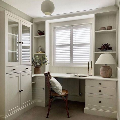 Cozy White Office, Upstairs Landing Office, Yellow Study Room, Landing Office Space, Inspiring Home Office, Office In Front Of Window, Study Room Inspiration, Office Study Room Ideas, Room Inspo Neutral