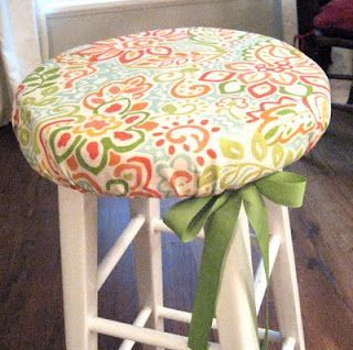 Reupholster Bar Stools, Bar Stool Makeover, Stool Makeover, Bar Stool Covers, Diy Stool, Stool Cushion, Stool Covers, Bantal Sofa, Creative People