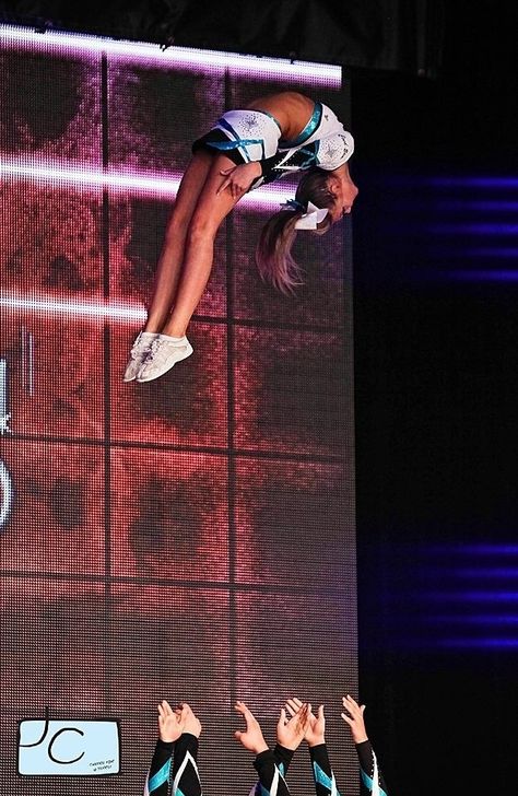 Cheerleader Aesthetic Wallpaper, Cheer Leader Aesthetic, Cheer Leading Aesthetic, Cheerleader Aesthetic Pictures, Pompom Girl, Cheerleading Photos Asthetic, Senior Elite, Cheerleading Pics, Basket Toss