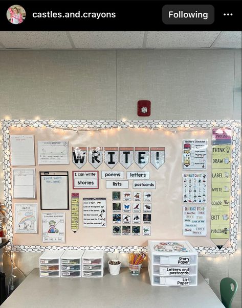 Daily 5 Set Up Classroom Organization, Writing Station 2nd Grade, Elementary White Board Set Up, Elementary Writing Center, Classroom Desk Organization Ideas, Writing Center Set Up, First Grade Writing Bulletin Board Ideas, Writing Bulletin Boards Kindergarten, 2nd Grade Classroom Bulletin Boards