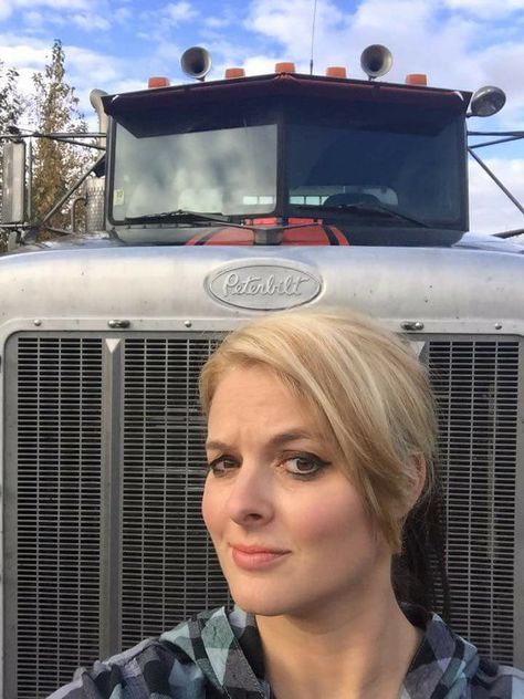 Lisa Kelly Ice road trucker Lisa Kelly Trucker, Kaley Cuoco Hair, Jennifer Aniston Videos, Women Truck Driver, Female Trucks, Lisa Kelly, Deni Denials, Girl Trucker, Girls Driving