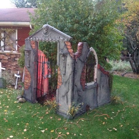 Homemade Halloween Crafts, Kids Village, Witch Decorations, Haunted Trail, Halloween Craft Projects, Halloween Graveyard, Halloween Tombstones, Creepy Halloween Decorations, Spooky Town