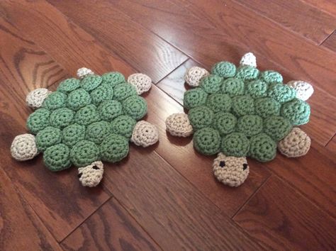 Turtle Metal Bottle Cap Trivet. Made by Knitting by Pam and Donna for the Swissvale Farmers Market Bottle Cap Crochet, Rose Rings, Cap Crochet, Metal Bottle, Metal Bottles, Bottle Top, Rose Ring, Pop Bottles, Bottle Caps