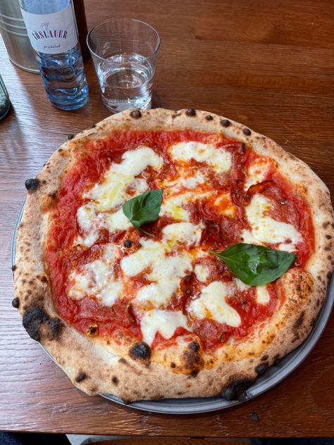 Comforting Food, Greeting Ideas, Neopolitan Pizza, Neapolitan Pizza, The Heart, Pizza Boxes, Pizza Box, Pizza Pizza, Vienna Austria