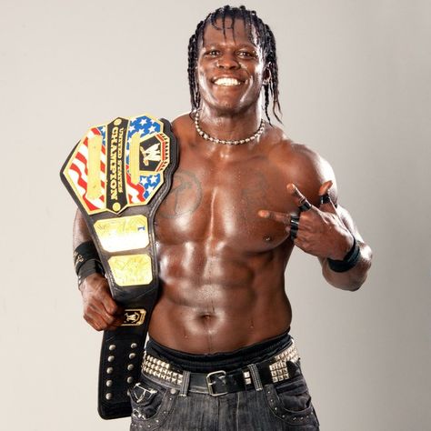 R Truth Former WWE US Champion Wrestling Rules, Wwe Belts, R Truth, World Heavyweight Championship, Pro Wrestler, Wrestling Superstars, Wwe Champions, Wrestling Wwe, Wwe News