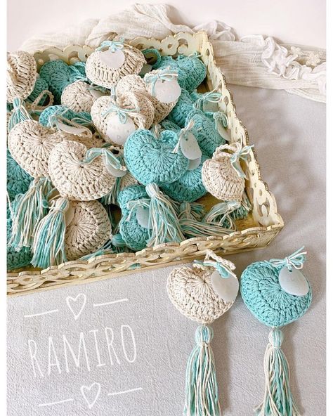 Souvenirs A Crochet, Crochet Wedding Favours, Wedding Crochet Patterns, Worry Worm, Favours Wedding, Bee Free, Craft Stalls, Crochet Wedding, Beginner Crochet Projects