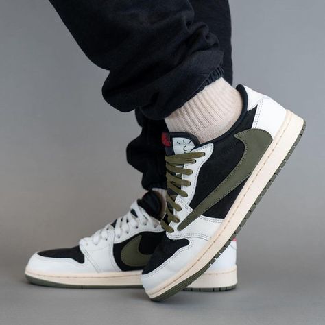 Travis Scott Olive, Air Jordan 1 Travis Scott, Jordan Travis Scott, Jordan 1 Lows, Nike Kicks, Jordan Outfit, Nike Shox, Air Jordan 3, Air Jordan 1 Low