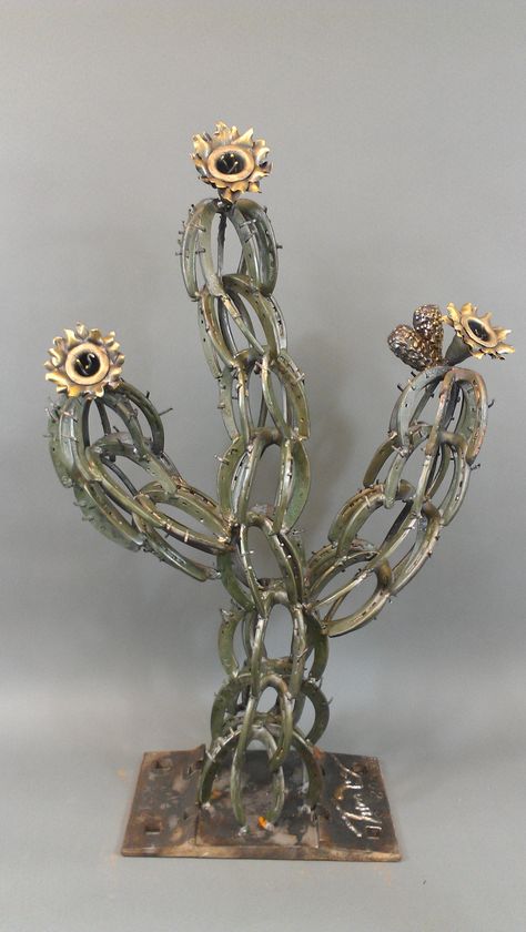 Metal Cactus, Cool Welding Projects, Horseshoe Crafts Projects, Metal Welding Art, Welding Crafts, Horseshoe Projects, Horseshoe Decor, Horseshoe Crafts, Welding Art Projects