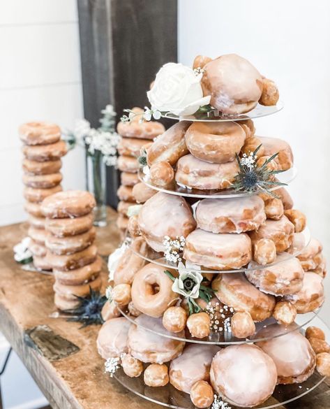 Boho Donut Display, Bridal Brunch Donut Tower, Coffee And Donut Bar Wedding, Donuts Wedding Display, Wedding Dessert Charcuterie Board, Wedding Food Centerpieces, Donut Grazing Table, Wedding Donut Bar, Donut Displays For Weddings