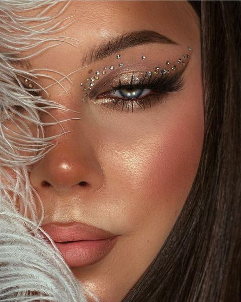 Futuristic Makeup, Eyeliner Eyelashes, Flawless Face Makeup, Nye Makeup, Gold Makeup Looks, Eyes Eyeliner, Sparkly Makeup, Prom Eye Makeup, Fun Makeup