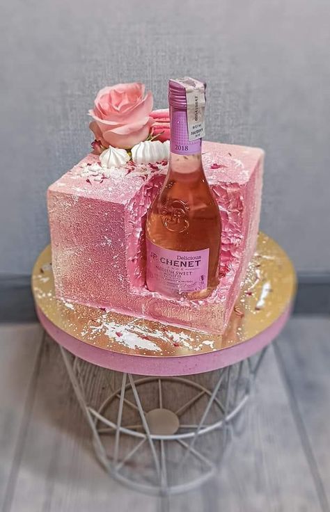 Liquor Cake, Wine Cake, Simple Family Meals, Bottle Cake, Buttercream Cake Decorating, Elegant Birthday Cakes, Simple Cake Designs, Creative Cake Decorating, Cake Decorating Frosting