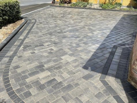 Block Paving Driveway Ideas, Brick Paver Driveway, Paving Driveway, Block Paving Driveway, Driveway Blocks, Modern Driveway, Garden Sitting Areas, Driveway Ideas, Paving Ideas