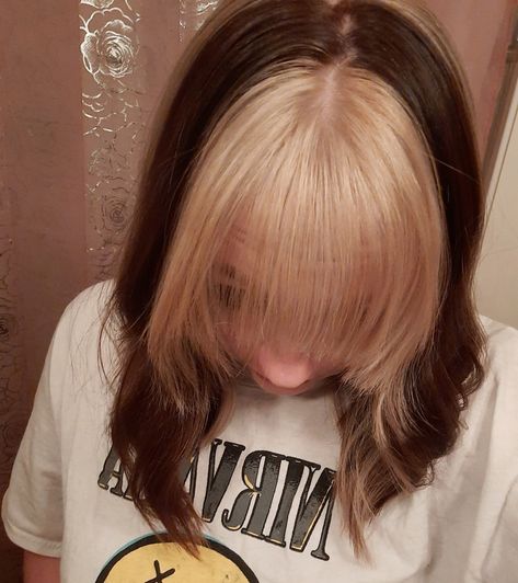 Bleach Bangs Short Hair, Blonde Bangs Dark Hair Short, Brown And Blonde Hair Aesthetic, Light Brown Hair With Blonde Bangs, Blond Bangs Brown Hair, Dyed Side Bangs, Dark Brown Hair With Blonde Bangs, Brown Hair And Blonde Bangs, Blonde Fringe Brown Hair