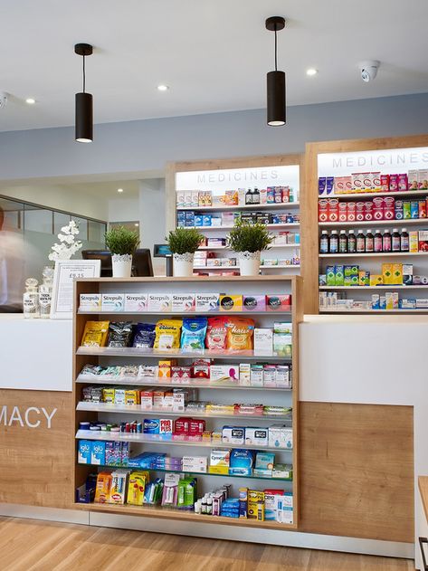 Counter Design Shop Retail Stores, Small Pharmacy Design Interior, Pharmacy Store Front Design, Pharmacy Counter Design, Pharmacy Store Design Interiors, Pharmacy Decoration, Pharmacy Counter, Store Counter Design, Pharmacy Decor