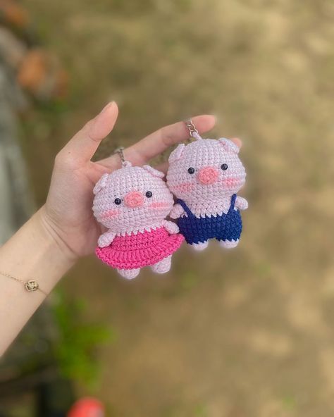 Crochet Pig Keychain, Crochet Animal Keychain, Couple Amigurumi, Cute Animal Crochet, Crochet Pig Pattern, Crochet Amigurumi Keychain, Crochet Keychain Patterns, Crochet Hacks, Pig Keychain