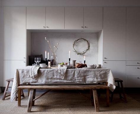 Rustic Farmhouse Dining Room, Natural Linen Tablecloth, My Scandinavian Home, Holiday Table Settings, Farmhouse Dining Room, Boho Dekor, Scandinavian Home, Holiday Tables, Rustic Dining Table