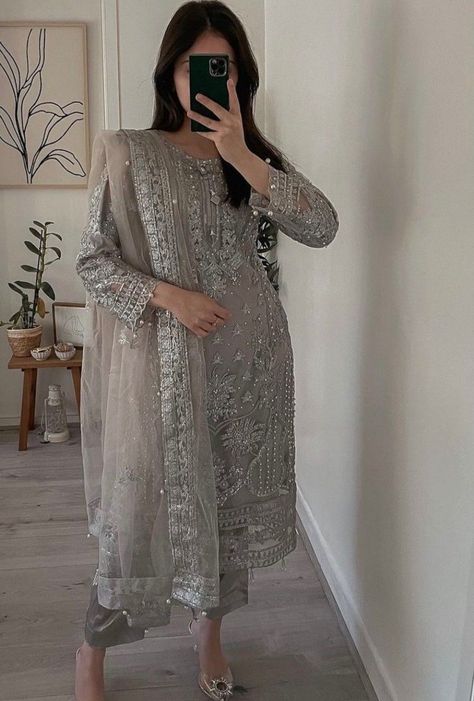 Eid Dress Ideas, Dresses High Fashion, Eid Outfit Ideas, Dresses Pakistani, Pakistan Dress, Dresses Fancy, Fancy Suit, Desi Fashion Casual, Crochet Cable