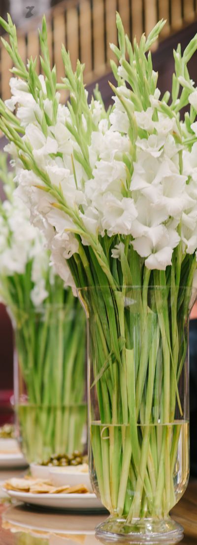 ... Fake Flower Centerpieces, Spring Flower Arrangements Centerpieces, Centerpieces Ideas, White Flower Arrangements, Spring Flower Arrangements, Succulent Centerpieces, Gladioli, Water Wedding, Flower Arrangements Simple