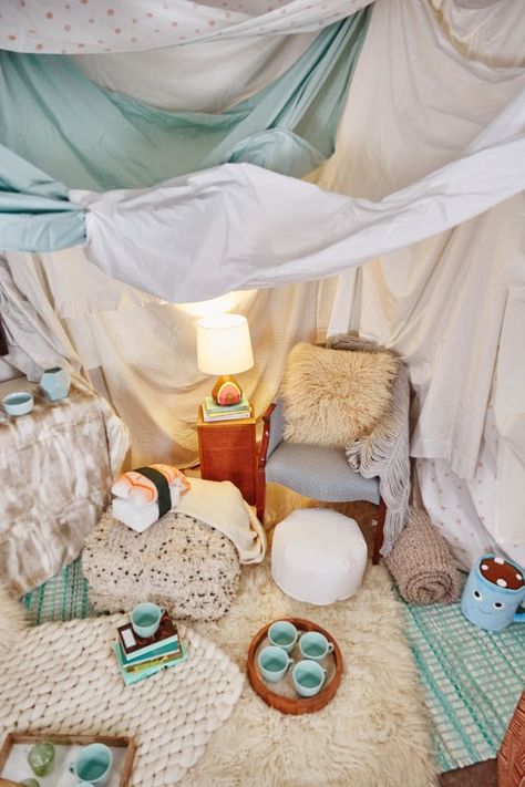 An Interior Designer's Tips for Building an Awesome Indoor Fort — Fort Fantasy Sleepover Forts, Sleepover Fort, Indoor Forts, Diy Fort, Cool Forts, Sleepover Room, Kids Forts, Blanket Fort, Build A Fort