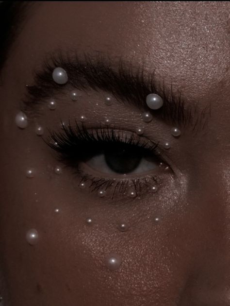 Oontz Oontz Aesthetic, Pearl And Diamond Makeup, Sequin Face Makeup, Makeup Looks Glitter Eyeshadow, Stick On Pearls Makeup, Makeup Ideas Pearls, Makeup W Pearls, Rhinestone Makeup With Glasses, Glossy Skin Makeup