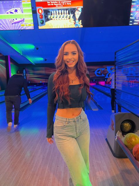 Bowling Outfit Aesthetic, Bowling Pictures, Girls Bowling, Bowling Outfit, Instant Photos, Pic Pose, Instagram Photo Ideas Posts, Instagram Pose, Date Outfits